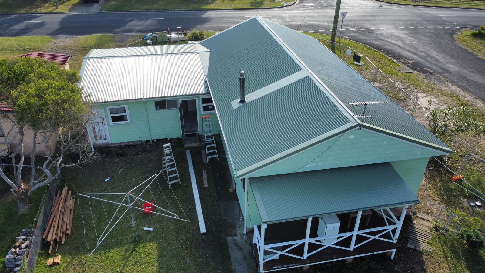 Aerial view of a house with green roof.